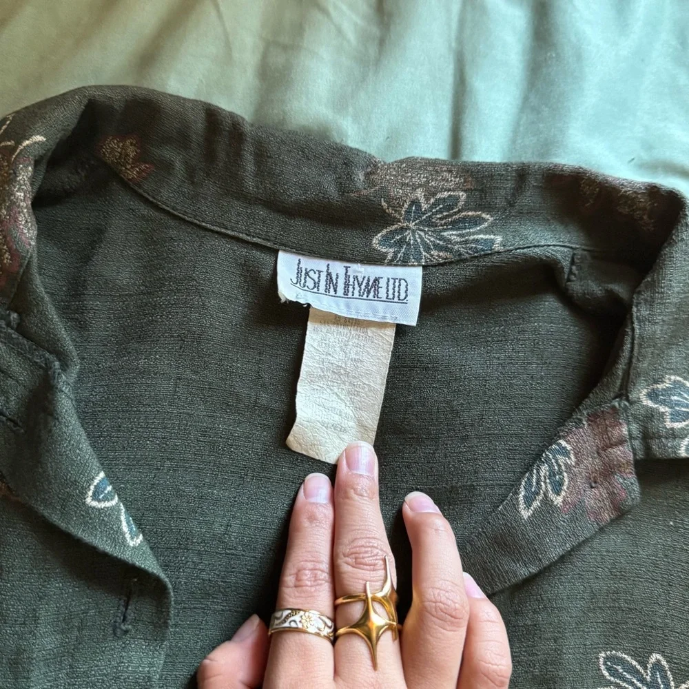 Vintage fall leaves button up - Picture 2 of 5